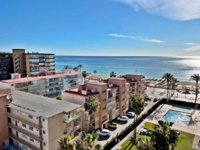 Bonito ático en primera línea de playa con piscina Fuengirola